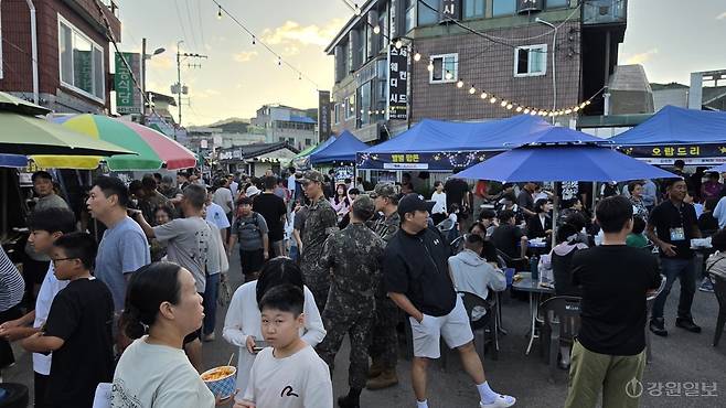 ◇3일 밤 화천군 사내면 사창리에서 처음으로 열린 '별별 야시장'에 지역 주민들 1,000여명이 북적이며 성황을 이뤘다. 이날 행사는 화천군주민자치위원회(위원장:전미선)와 화천군소상공인연합회(회장:양윤성)가 주최했다. 화천=이무헌기자