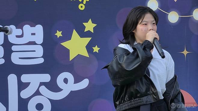 ◇3일 밤 화천군 사내면 사창리에서 처음으로 열린 '별별 야시장'에 지역 주민들 1,000여명이 북적이며 성황을 이뤘다. 사진은 사내면의 한 중학생이 축하무대에 올라 '랩'을 펼치고 있는 모습. 화천=이무헌기자