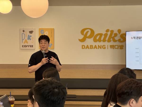 백종원 더본코리아 대표가 2일 충남 예산군 빽다방 예당호점에서 열린 미디어 간담회에 참석해 '지역개발을 위한 3자 협동 모델'에 대해 설명하고 있다./사진=김견희 기자