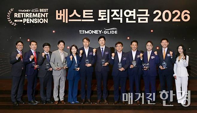 왼쪽부터 서정환 한경매거진&북 대표, 박영열 교보악사자산운용 멀티에셋운용본부장, 강영수 KCGI자산운용 글로벌운용본부장, 정효영 미래에셋증권 연금지원본부장, 문영미 교보생명 법인사업본부장, 이기조 우리투자증권 리테일부문 부사장, 박세현 신한투자증권 연금사업본부장, 박현동 NH농협은행 투자상품부문 부행장, 이호선 삼성생명 연금1사업부장, 전효성 KB국민은행 WM고객그룹 부행장, 범광진 KB자산운용 연금WM본부장, 영주 닐슨 한국퇴직연금데이터 대표. (사진=이승재 기자)