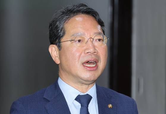 법무부 장관 후보로 지명된 더불어민주당 김승원 의원이 지난달 31일 국회에서 열린 법제사법위원회 법안심사제1소위원회에 입장하며 지명 소감을 밝히고 있다. 〈사진=연합뉴스〉