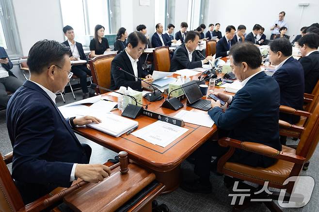 유상범 국회 예산결산특별위원회 2025회계연도 결산심사소위원장이 2일 서울 여의도 국회에서 열린 제439회 국회(정기회) 예산결산특별위원회 제1차 2025회계연도 결산심사소위원회에서 의사봉을 두드리고 있다. 2026.9.2 ⓒ 뉴스1 유승관 기자