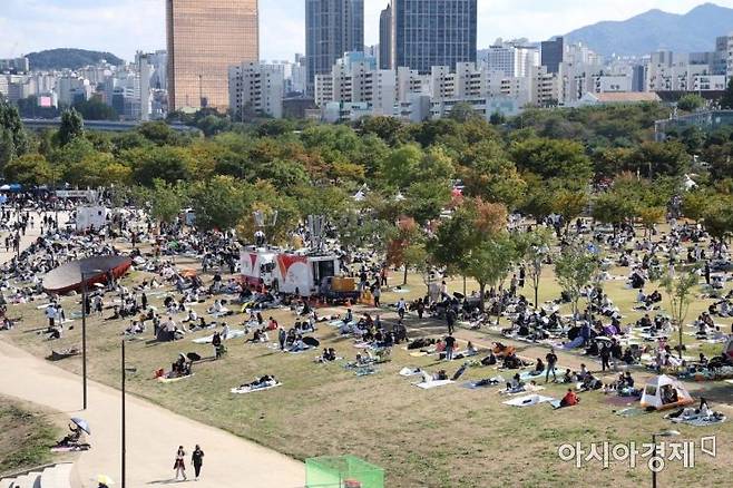지난 2022 서울세계불꽃축제가 열렸던 여의도 한강공원에서 시민들이 행사를 기다리는 모습. 아시아경제