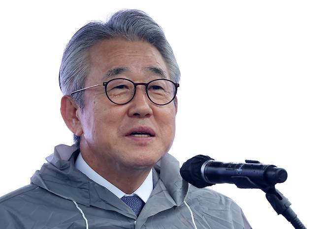 이달 1일 강원 춘천시 소양강 파크골프장에서 열린 '제2회 농협중앙회장배 농업인 파크골프대회'에서 강호동 회장이 인사말을 하고 있다./연합뉴스