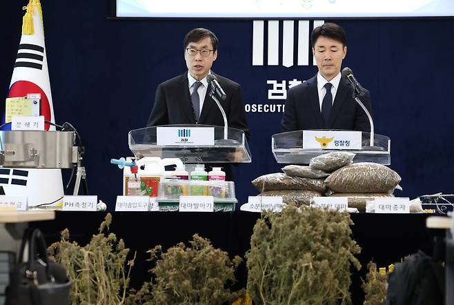 신준호 마약범죄 정부합동수사본부 1부본부장이 지난 2월 12일 경기 수원시 영통구 수원지방검찰청 브리핑룸에서 마약범죄 정부합동수사본부의 대마 재배시설 적발 관련 브리핑이 하고 있다. /뉴스1