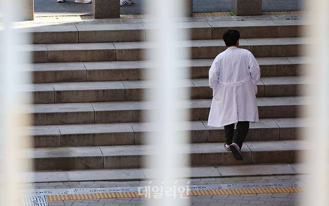서울 시내 한 의과대학에서 의료진이 이동하고 있다. ⓒ뉴시스