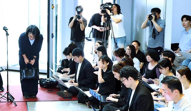 용혜인 성평등가족부 장관 후보자가 2일 서울 서대문구 한국청소년활동진흥원에 마련된 인사청문 준비 사무실로 첫 출근하며 인사하고 있다. 뉴시스