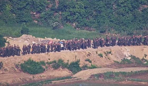 전선지역에서 대규모 병력 투입돼 작업 중인 북한군. 사진 합동참모본부