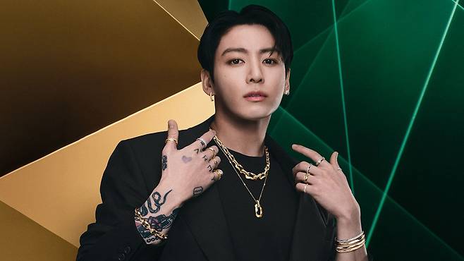 정국은 이어커프와 후프 이어링 등을 함께 착용하고 손목에는 브레이슬릿과 뱅글을 쌓아 올렸다. 손끝에는 로렌스 그라프 시그니처 밴드와 로렌스 그라프 시그니처 파셋 다이아몬드 웨딩 밴드 등 수많은 링을 레이어링했다. 사진 그라프