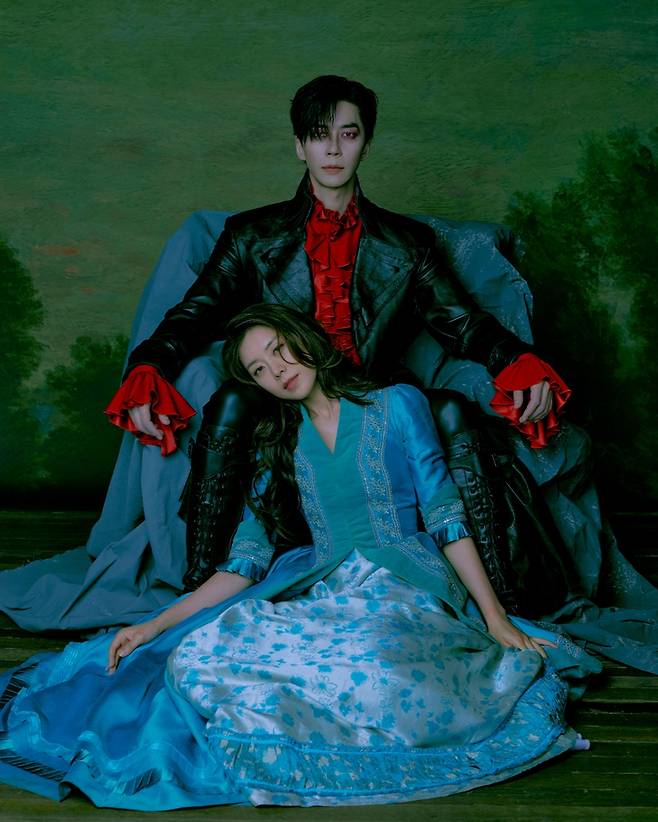 뮤지컬 <드라큘라>애서 드라큘라 역의 신성록과 미나 역을 맡은 조정은. 불멸의 삶을 살아온 드라큘라가 미나에게서 400년 전 연인의 흔적을 발견하며 비극적인 사랑이 시작된다. 오디컴퍼니 제공