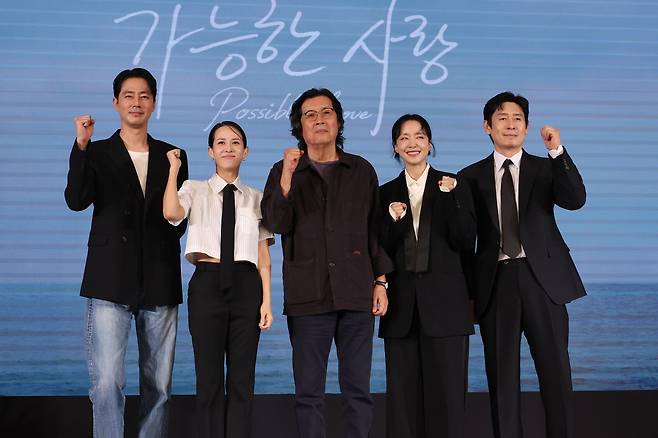 배우 조인성(왼쪽부터), 조여정, 이창동 감독, 전도연, 설경구가 지난달 25일 서울 마포구 호텔 나루 서울 엠갤러리에서 열린 넷플릭스 영화 <가능한 사랑> 제작발표회에서 포즈를 취하고 있다. 연합뉴스