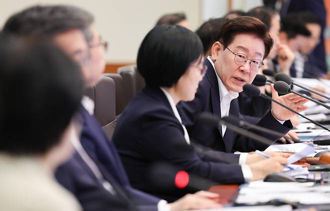 이재명 대통령이 지난 7월14일 청와대에서 열린 국무회의에서 원민경 성평등가족부 장관에게 형사미성년자(촉법소년) 연령 기준 공론화 결과 관련 질문을 하고 있다. 청와대통신사진기자단