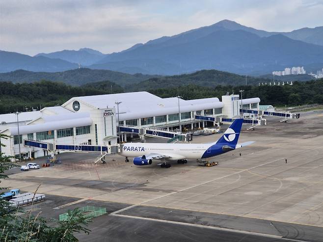 지난해 9월 강원 양양군 손양면 양양국제공항 활주로에 머무르고 있는 파라타항공 A330의 모습. / 사진 = 뉴스1