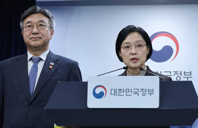 한성숙 국무총리가 3일 서울 종로구 정부서울청사에서 법무부-성평등가족부 등 행정·공공기관 이전 및 공공기관 기능 개혁 관련 기자회견을 하고 있다. 연합뉴스