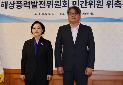 한성숙 국무총리가 2일 서울 종로구 정부서울청사에서 열린 해상풍력발전위원회 위촉식에서 김범석 민간위원장과 기념촬영하고 있다. 뉴스1
