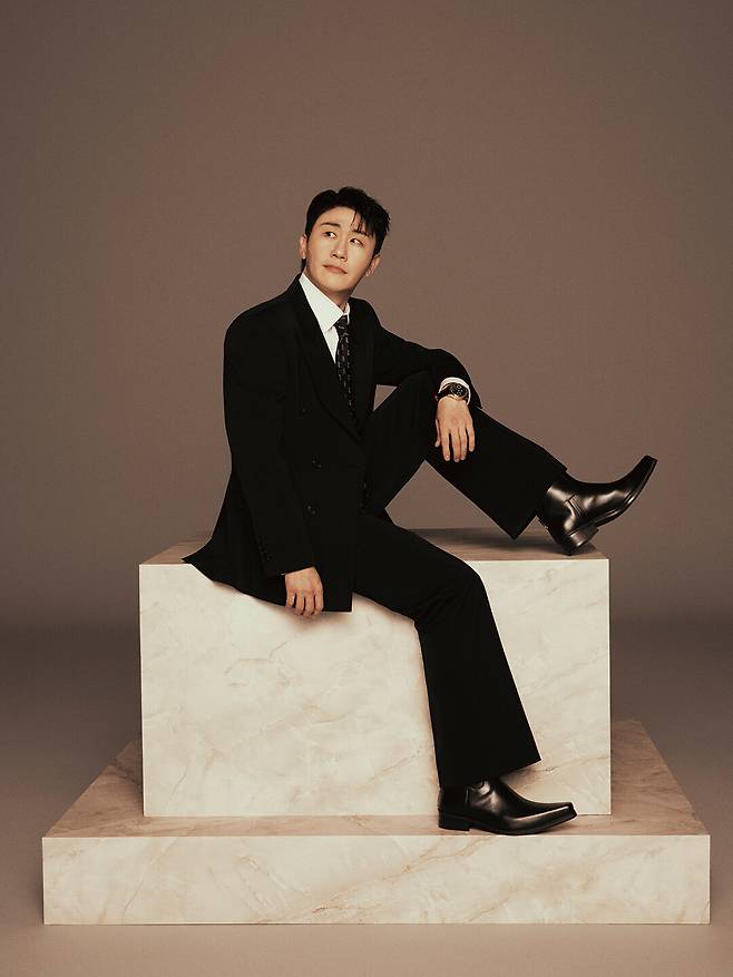 ▲ 영탁은 음악을 넘어 예능에서도 종횡무진 활약하며 ‘올라운드 아티스트’의 면모를 과시하고 있다. 올해 어느 때보다 활발한 행보를 펼친 영탁이 새 앨범과 단독 콘서트, 다양한 예능을 통해 또 어떤 새로운 매력을 선사할지 기대감이 모아진다. 제공|어비스컴퍼니