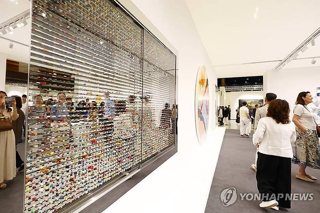 데미안 허스트의 작품세계 (서울=연합뉴스) 진연수 기자 = 2일 서울 강남구 코엑스에서 열린 '프리즈 서울(FRIEZE SEOUL) 2026'을 찾은 관람객들이 데이미언 허스트의 작품을 살펴보고 있다. 2026.9.2 jin90@yna.co.kr