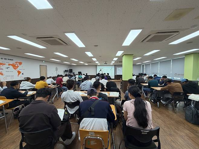 한국어를 배우는 이주노동자들 (김해=연합뉴스) 정아란 기자 = 지난 7월 26일 찾은 김해시 서상동 김해외국인근로자지원센터에서 이주노동자들이 한국어 수업을 듣고 있다. 2026.9.3 airan@yna.co.kr