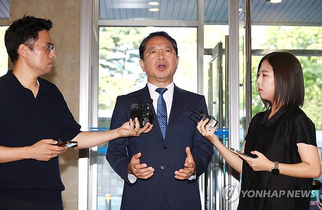 발언하는 김승원 법무장관 후보자 (서울=연합뉴스) 신준희 기자 = 김승원 법무부장관 후보자가 3일 서울 종로구 적선현대빌딩에 마련된 인사청문회 준비 사무실로 출근하며 발언하고 있다. 2026.9.3 hama@yna.co.kr