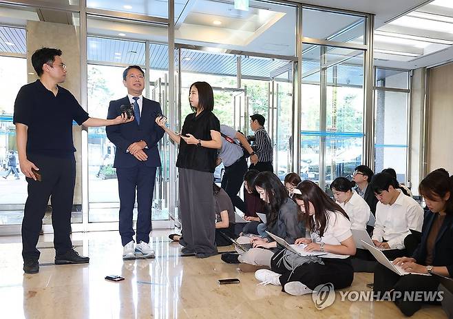 김승원 법무장관 후보자, 인사청문회 준비사무실 첫 출근 (서울=연합뉴스) 신준희 기자 = 김승원 법무부장관 후보자가 3일 서울 종로구 적선현대빌딩에 마련된 인사청문회 준비 사무실로 출근하며 발언하고 있다. 2026.9.3 hama@yna.co.kr
