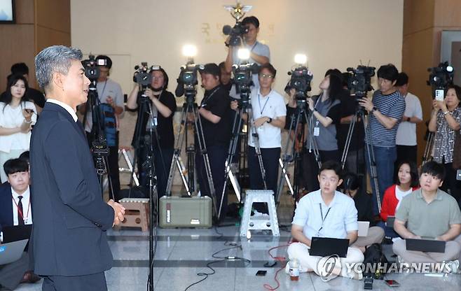 취재진 질문에 답하는 강신철 국방장관 후보자 (서울=연합뉴스) 최재구 기자 = 강신철 국방부 장관 후보자가 3일 청문회 준비 사무실이 차려진 서울 용산구 국방컨벤션으로 들어서며 취재진의 질문에 답하고 있다. 2026.9.3 jjaeck9@yna.co.kr