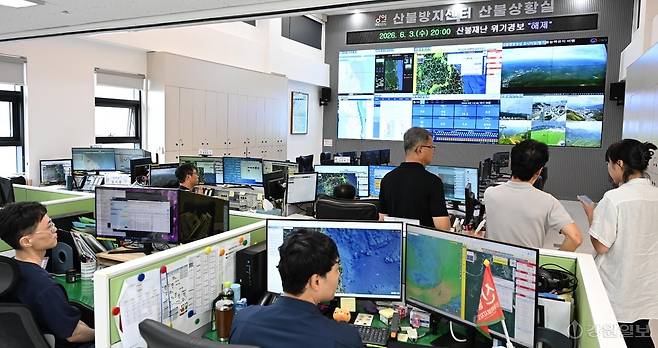 ◇지난 11일 방문한 강원도산불방지센터 산불상황실. 직원들이 관제시스템을 통해 산불 위험지역과 기상 상황 등을 살펴보고 있다. 강릉=권태명기자
