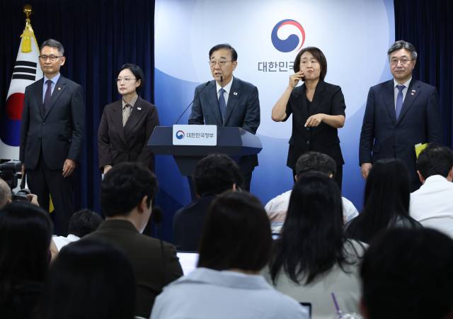 김윤덕 국토교통부 장관이 3일 서울 종로구 정부서울청사에서 열린 행정·공공기관 이전 및 공공기관 기능 개혁 관련 기자회견에서 발언하고 있다. 연합뉴스
