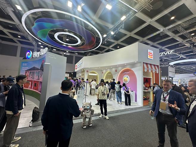 유럽 최대 가전·IT 전시회 ‘IFA 2026’에 중국 기업들이 대거 참가해 로봇 기술력을 선보였다. 사진은 중국 로봇 기업 Cyan Robot이 선보인 컴패니언 로봇 ‘Amoo’.(베를린(독일)=이수진 기자)