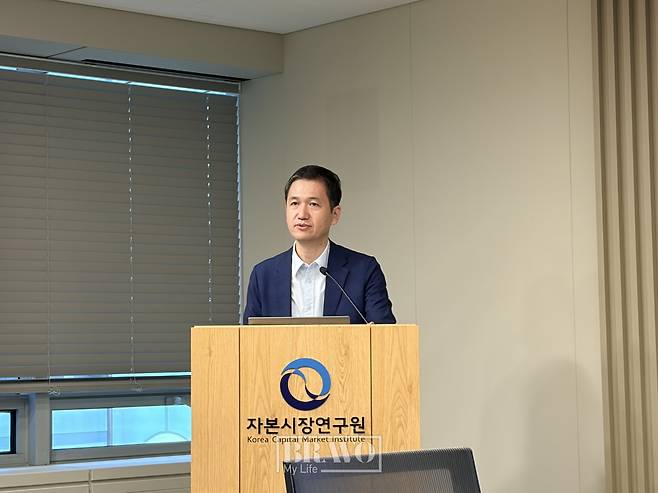4일 서울 여의도 금융투자협회에서 남재우 자본시장연구원 선임연구위원이 '초고령사회 다층노후소득을 위한 퇴직연금제도 개편'을 주제로 발표를 하고 있다.(박지수 기자 jsp@)