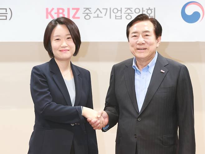 이소영 중소벤처기업부 장관 후보자가 4일 서울특별시 영등포구 중소기업중앙회를 방문하여 기념촬영을 하고있다(왼쪽 이소영 중소벤처기업부 장관 후보자, 오른쪽 김기문 중소기업중앙회 회장).(사진=중기부)