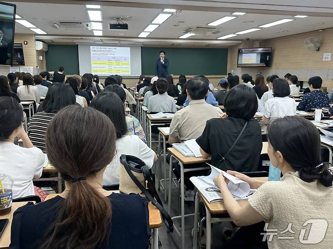 3일 오후 2시 서울 강남구 대치동 명인학원 본원에서 열린 '9월 모평 긴급 분석 및 2027 수시 최종 지원전략’ 설명회에서 학부모들이 수시 지원 전략 관련 설명을 듣고 있다. 2026.9.3 / 뉴스1 ⓒ News1 한민아 기자