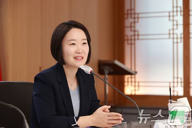 이소영 중소벤처기업부 장관 후보자가 4일 서울 영등포구 중소기업중앙회를 방문, 김기문 회장과 만나 인사말을 하고 있다. (중소벤처기업부 제공. 재판매 및 DB금지) 2026.9.4 ⓒ 뉴스1