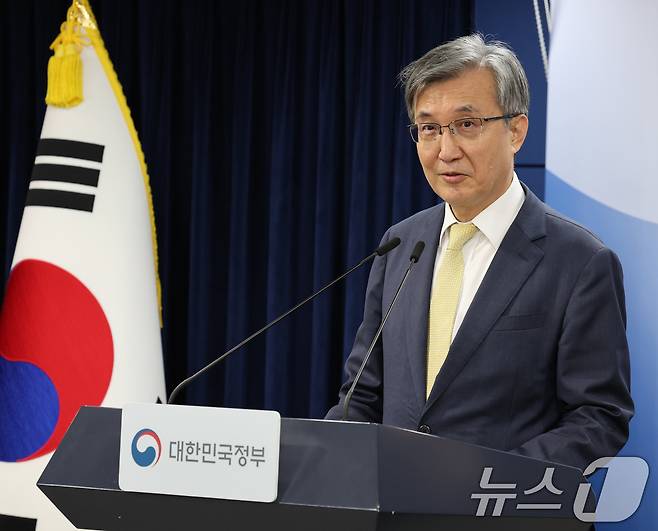 이주원 중수청장 후보추천위원장이 4일 서울 종로구 정부서울청사에서 중대범죄수사청장 후보추천위원회 회의 결과를 발표하고 있다. 이날 위원회는 심사를 거쳐 김관정, 김지용, 문홍주 변호사, 이윤제 명지대학교 법학과 교수 등 총 4명을 중대범죄수사청장 후보자로 추천했다. 2026.9.4 ⓒ 뉴스1 이종덕 기자