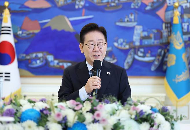 이재명 대통령이 4일 청와대에서 열린 시민사회 초청 간담회에서 발언하고 있다./뉴스1