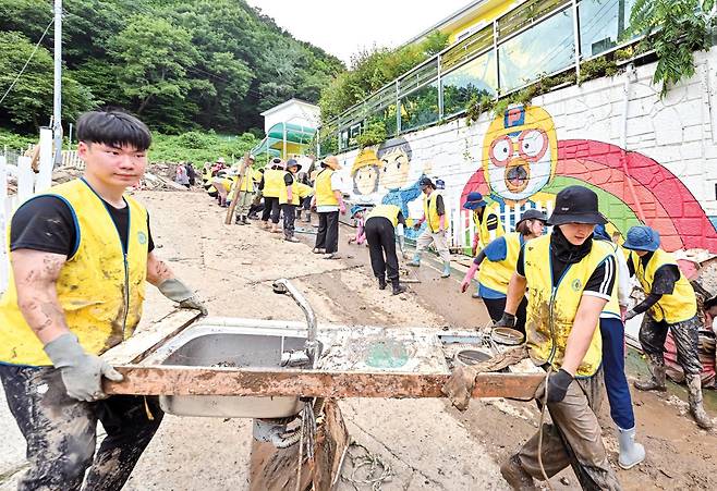8월 20일 하나님의 교회 봉사자들이 산사태 피해를 입은 거제시 옥포동의 한 어린이집에서 파손된 집기와 물품을 밖으로 옮기고 있다. 하나님의 교회 제공