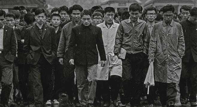 구와바라 시세이 작가가 찍은 ‘무언의 데모’(1965)는 한일회담 반대 시위 당시 빗속에서 묵묵히 걸어가는 학생들 모습을 담았다. 숨비 제공
