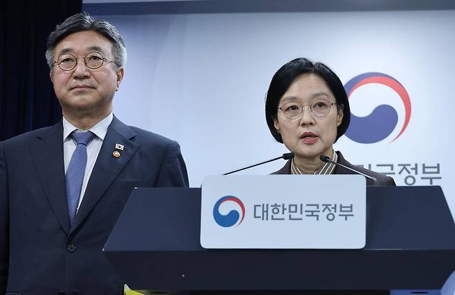 한성숙 국무총리가 3일 서울 종로구 정부서울청사에서 법무부-성평등가족부 등 행정·공공기관 이전 및 공공기관 기능 개혁 관련 기자회견을 하고 있다. 연합뉴스
