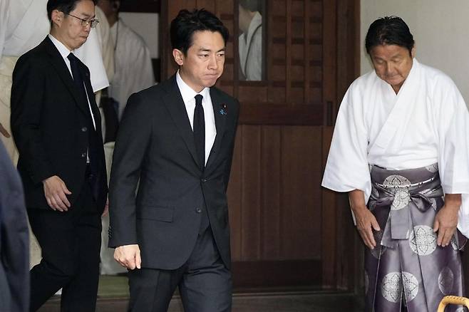 고이즈미 신지로(가운데) 일본 방위장관이 일본 패전일인 지난달 15일 도쿄 야스쿠니신사에 직접 참배하러 들어가고 있다. 도쿄=교도·AP 연합뉴스