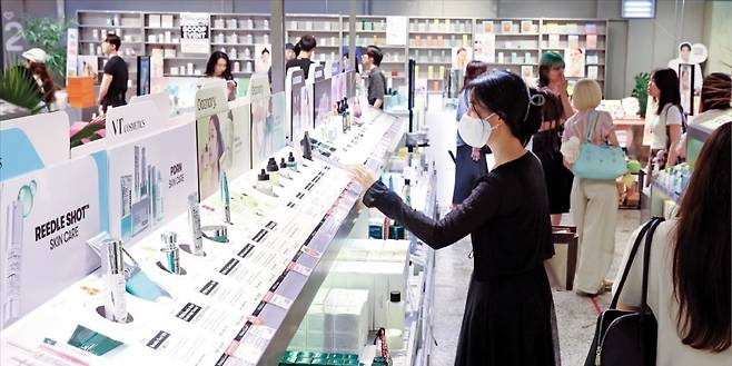 지난 2일 서울 성수동 도레미약국에서 외국인 관광객이 뷰티 제품을 살펴보고 있다. /최혁 기자