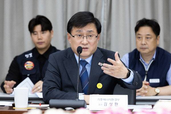 김성환(가운데) 기후에너지환경부 장관. 사진은 기사 내용과 직접적인 관련이 없음. 기후에너지환경부 제공