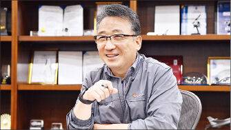 위 사진들은 황 부장이 협력사 생산현장을 찾아 장비를 살펴보고 관계자들에게 기술 노하우를 전하는 모습. 한화에어로스페이스 제공