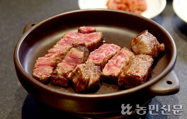 먹음직스럽게 구워진 등심.