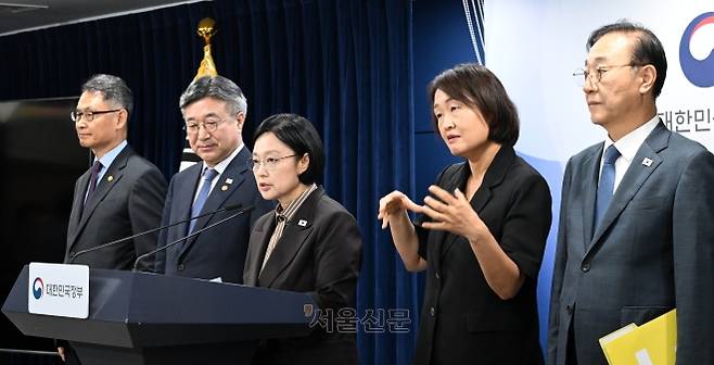 한성숙 국무총리가 3일 정부서울청사에서 법무부·검찰(공소청·중수청)·경찰청 청사를 세종으로 옮기고 공공기관을 통폐합해 109개 줄이는 내용의 ‘행정·공공기관 이전 계획 및 공공기관 기능개혁 방안’을 발표하고 있다. 왼쪽부터 허장 재정경제부 2차관, 윤호중 행정안전부 장관, 한 총리, 수어통역사, 김윤덕 국토교통부 장관. 홍윤기 기자