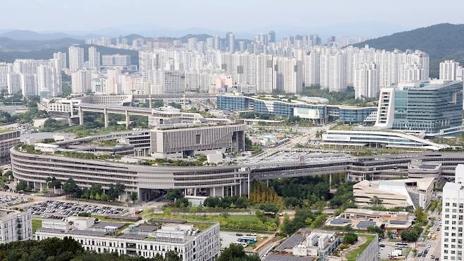 정부가 3일 발표한 ‘행정·공공기관 이전 계획’에 따라 정부과천청사에 있는 법무부와 정부서울청사에 있는 성평등가족부가 내년 상반기부터 정부세종청사로 이전한다. 사진은 이날 정부세종청사 전경. 세종 연합뉴스