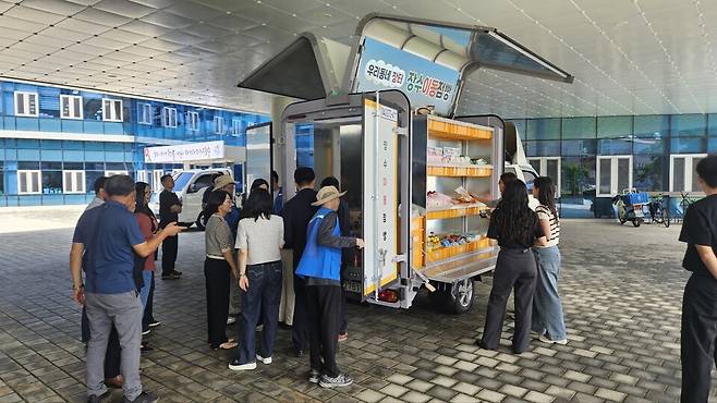 장수지역자활센터 직원들이 장수이동점빵 차량으로 오지마을 농촌주민들에게 실고갈 생필품을 점검하고 있다.ⓒ장수군 제공