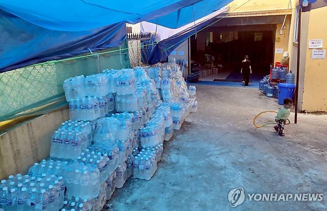 카트만두 임시 대피소 앞에 쌓인 생수 (카트만두=연합뉴스) 손현규 특파원 = 지난 3일(현지시간) 네팔 수도 카트만두에 있는 불교 사찰 내 임시 대피소 입구에 구호 물품인 생수가 쌓여 있고 아기가 뛰어놀고 있다. 2026.9.4 son@yna.co.kr