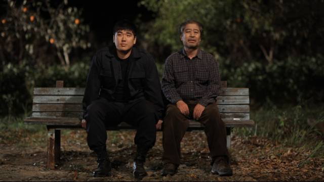허성용 감독 영화 ‘부자유친(父子有親)’의 농민 아버지와 전경 아들이 밤에 몰래 만나 이야기를 나누는 장면.