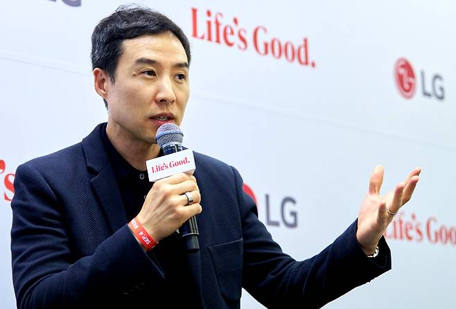 노범준 LG전자 HS AI홈솔루션사업개발담당 상무가 4일(현지시간) 독일 베를린에서 열린 유럽 최대 가전·IT 전시회 ‘IFA 2026’에서 취재진을 대상으로 ‘테크브리핑’을 진행하고 있다.(사진=LG전자)