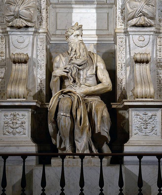 미켈란젤로 부오나로티(Michelangelo Buonarroti, 1475–1564), 모세(Mosè), 1513–1515년, 대리석(marble), 높이 235cm, 이탈리아 로마 산 피에트로 인 빈콜리 성당(San Pietro in Vincoli). 사진 출처 위키미디어공용