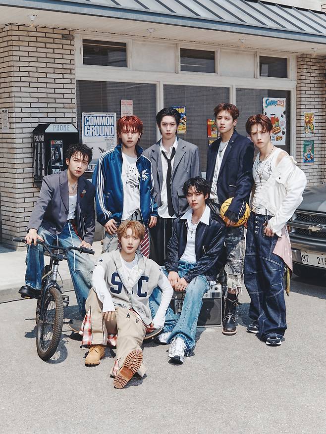 펜타곤/ 네이키드 제공